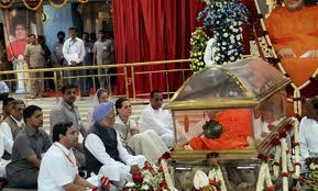 Sonia Gandhi and Manmohan Singh at Sathya Sai Baba's Funeral
